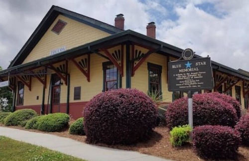 Toccoa House | Spacious 3 Bedroom Townhome in Downtown Toccoa, GA