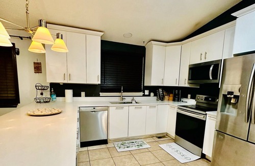 Aurora House | Spacious 3 bedrooms house in enchanting Aurora with half basketball court.
