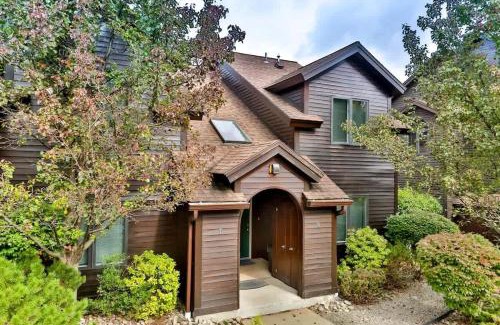 Hunter House | Spacious 3 BR Condo Steps Away From Slopes