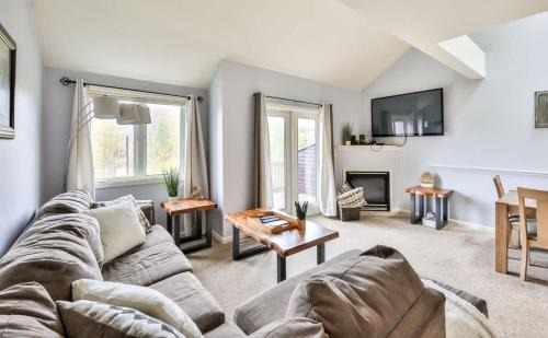 Hunter House | Spacious 3 BR Condo Steps Away From Slopes