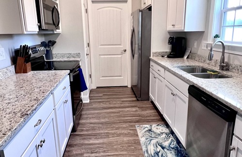 Conway House | Spacious 3 BR home w/screened in porch - Close to North Mrytle!