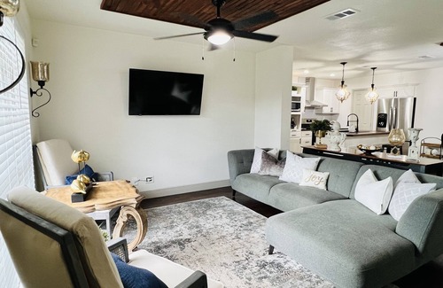 North San Antonio - SAT House | Spacious 3 BR near Airport, AT&T CTR & Riverwalk!