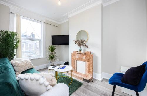 Walthamstow Apartment | Spacious 3 BR Near Walthamstow Station - 10 Min Walk