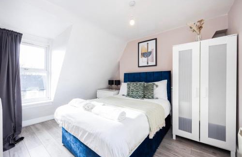 Walthamstow Apartment | Spacious 3 BR Near Walthamstow Station - 10 Min Walk