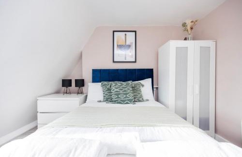 Walthamstow Apartment | Spacious 3 BR Near Walthamstow Station - 10 Min Walk
