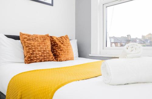 Walthamstow Apartment | Spacious 3 BR Near Walthamstow Station - 10 Min Walk