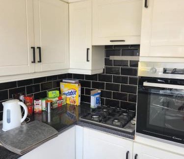 Leeds House | Spacious, 3 double bedroomed, free parking, 9 mins Elland Rd, nr Leeds City Centre