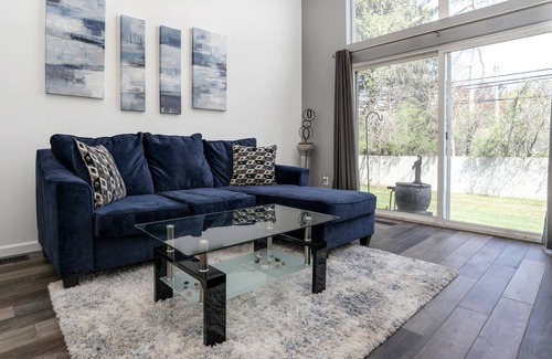 Lathrup Village House | Spacious 3 Level Condo Sleeps 7 Near Royal Oak