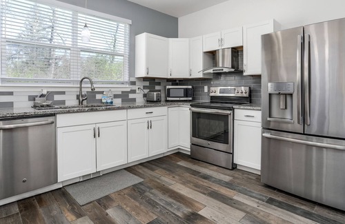 Lathrup Village House | Spacious 3 Level Condo Sleeps 7 Near Royal Oak