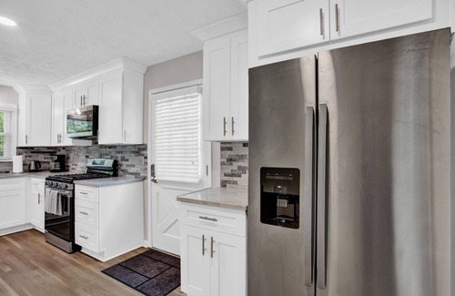 Lilburn House | Spacious 3-level dream entertainment with Foosball,Projector,HotTub&SUMMER:Pool