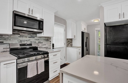 Lilburn House | Spacious 3-level dream entertainment with Foosball,Projector,HotTub&SUMMER:Pool