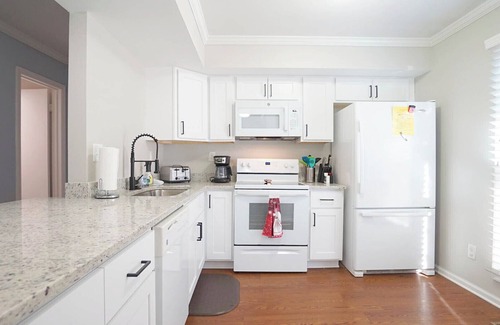 North Raleigh House | Spacious-3 Level Townhome/NorthHills/Pets