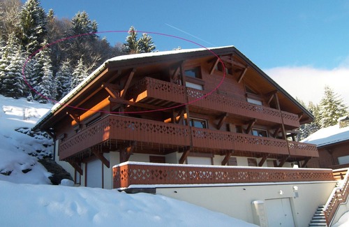 La Clusaz Apartment | Spacious 3-star apartment near slopes, WIFI, 9-10 ppl
