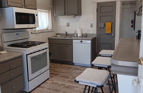 St. Louis Apartment | Spacious 3b/1b Great LocationnForest Park- Delmar Loop- WashUnPrivate Balcony