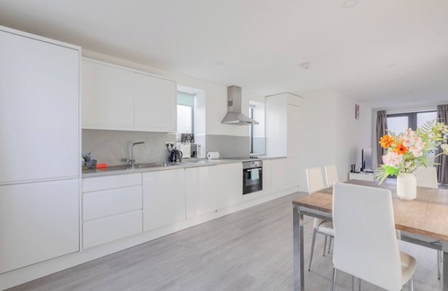Canning Town Apartment | Spacious 3BD Flat Near London City Airport