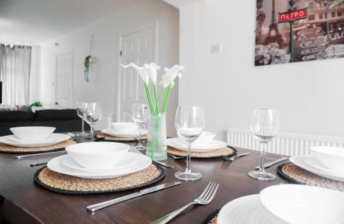 Clayton House | Spacious 3BD Home, Perfect for Contractors, Family and Groups, Coop Live - Etihad Stadium, Free Parking