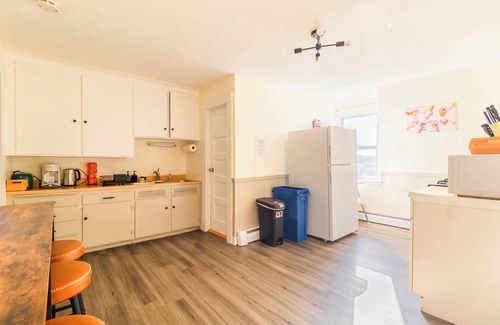 Salem Apartment | Spacious 3BDR/4Bed apartment with King + Queen beds, WiFi, AC in Downtown Salem