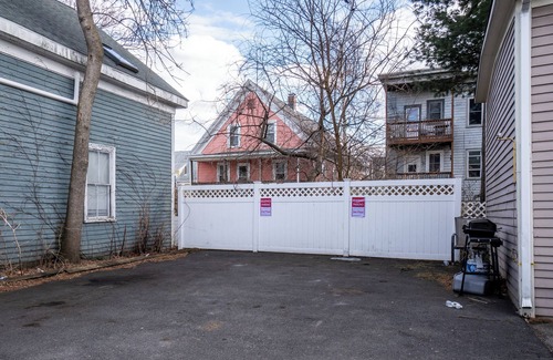Salem Apartment | Spacious 3BDR/4Bed apartment with King + Queen beds, WiFi, AC in Downtown Salem