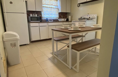 Milwaukee Apartment | Spacious 3bdr free wine wifi and parking