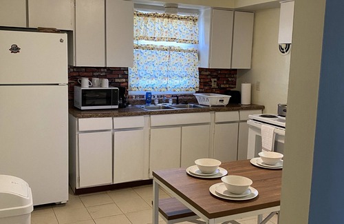 Milwaukee Apartment | Spacious 3bdr free wine wifi and parking