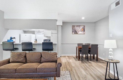 North University Apartment | Spacious 3BR/2BA next to UT 6838