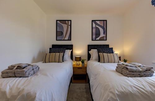 Little Bourton House | Spacious 3BR, 3BA, Parking Wi-Fi Banbury