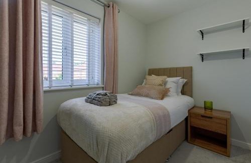 Little Bourton House | Spacious 3BR, 3BA, Parking Wi-Fi Banbury