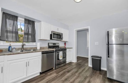 North Chicago Apartment | Spacious 3BR Apartment Near Navy Base Six Flags and Casino.