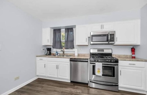 North Chicago Apartment | Spacious 3BR Apartment Near Navy Base Six Flags and Casino.