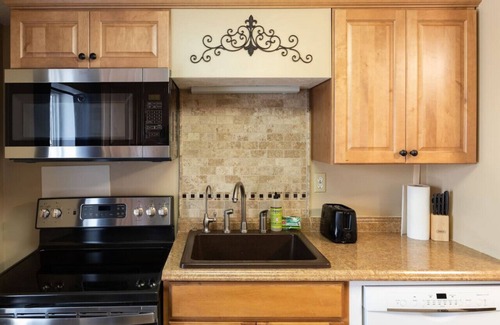 Bountiful Condo | Spacious 3BR Basement Apt | Airport, Work, Ski