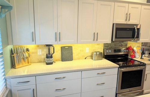 Marineland Acres House | Spacious 3BR Beach House, Hot Tub, Walk to Ocean – Dog Friendly