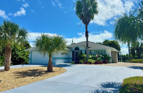Marineland Acres House | Spacious 3BR Beach House, Hot Tub, Walk to Ocean – Dog Friendly