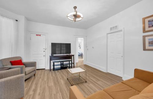 Mexicantown - Southwest Detroit Apartment | Spacious 3BR Detroit Apt Sleeps 7 WiFi