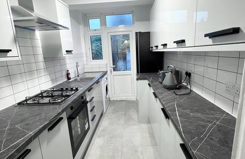 Cannon Hill House | Spacious 3BR Duplex near Wimbledon with free parking & Garden