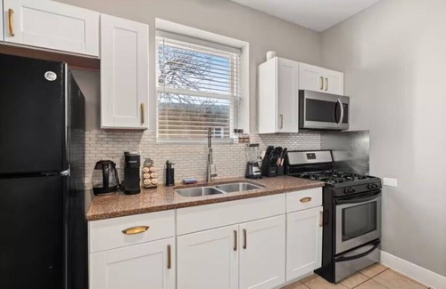 Washington Park Condo | Spacious 3BR Family Stay w/Central Air & Patio; Near Lakefront and UChicago