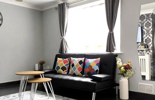 Luton Apartment | Spacious 3BR Home w. Garden & Parking | Sleeps 7 | Near Luton Airport
