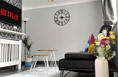 Luton Apartment | Spacious 3BR Home w. Garden & Parking | Sleeps 7 | Near Luton Airport