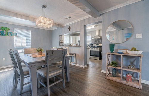 Galveston Cottage | Spacious 3BR home - Ideal for Extended Stays