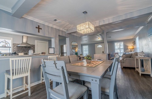 Galveston Cottage | Spacious 3BR home - Ideal for Extended Stays