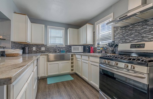 Galveston Cottage | Spacious 3BR home - Ideal for Extended Stays