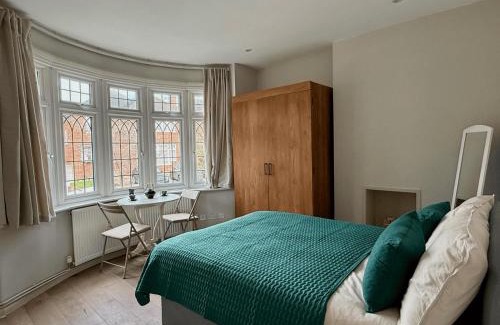 Hillside Apartment | Spacious 3BR Home in Heart of Wimbledon