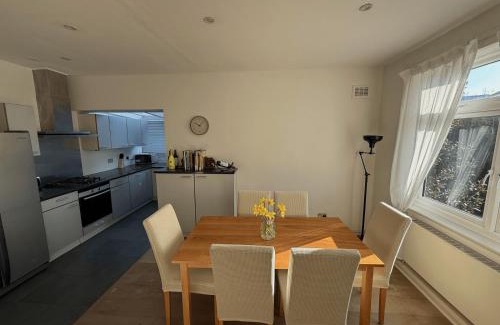 Hillside Apartment | Spacious 3BR Home in Heart of Wimbledon