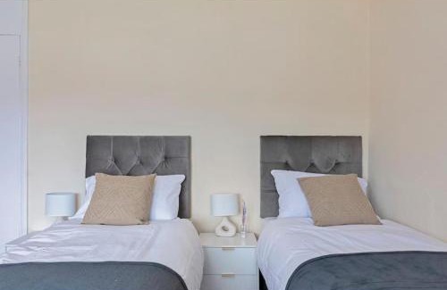 Turkey Street Apartment | Spacious 3BR house, Enfield North London, Comfy for contractors and relocators