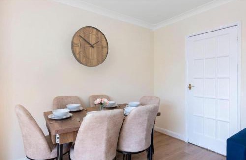 Turkey Street Apartment | Spacious 3BR house, Enfield North London, Comfy for contractors and relocators