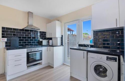Turkey Street Apartment | Spacious 3BR house, Enfield North London, Comfy for contractors and relocators