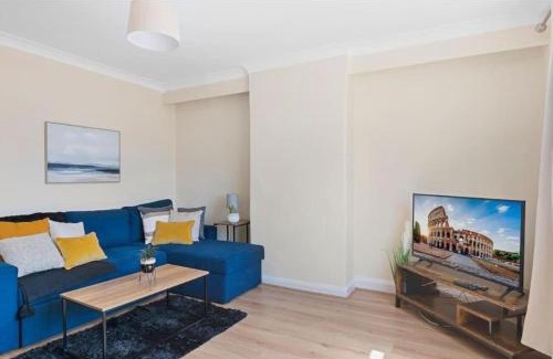 Turkey Street Apartment | Spacious 3BR house, Enfield North London, Comfy for contractors and relocators