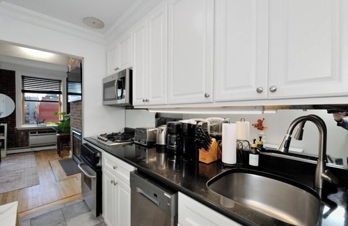 Hell's Kitchen Apartment | Spacious 3BR Loft in Chic Midtown West!
