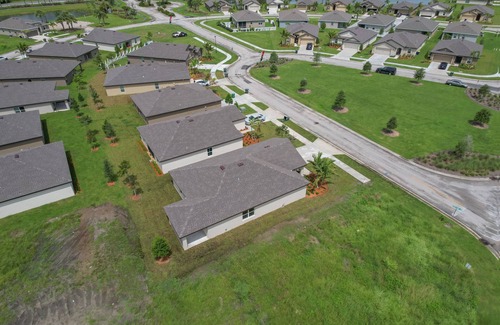Fort Pierce House | Spacious 3BR residential near the beach (10 mins)