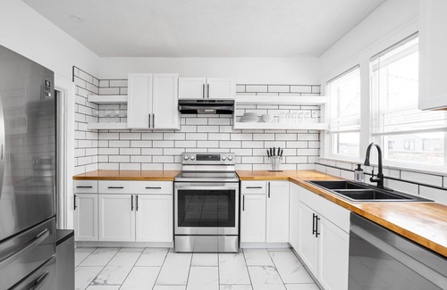 Mapleton/Fall Creek House | Spacious 3BR Retreat, Arcade, Near DT, Pets