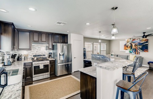 Henderson House | Spacious 3brd house with a pool mins from the strip & close to the Raider's HQ
